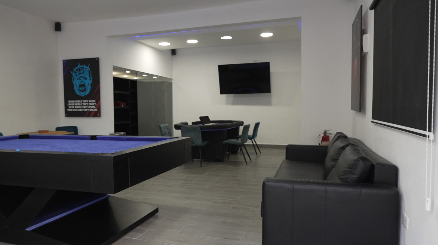 Sala de juegos con billar y mesa de póquer